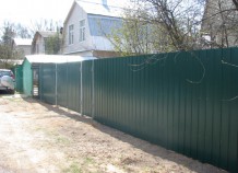 Забор из профнастила — возможность возвести самое закрытое и не требующее регулярной покраски ограждение