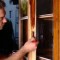 Как обновить старую деревянную дверь своими руками